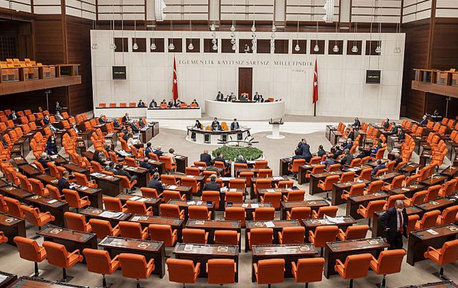 Çerçeve yasa kanunlaştı: Partilerin oy dağılımı belli oldu