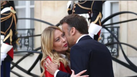 Meloni’yi şaşırtan Fransız öpücüğü
